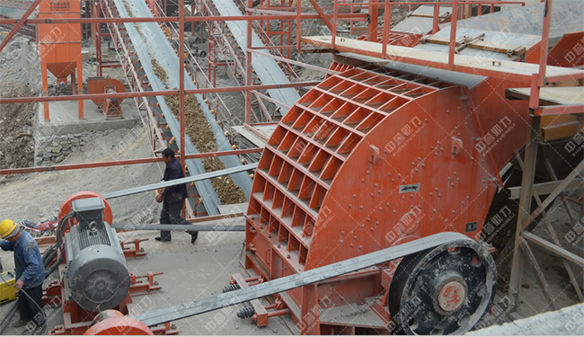 大型碎石機設(shè)備_時產(chǎn)3000噸破石機生產(chǎn)現(xiàn)場