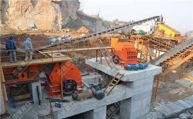 采石場碎石機設(shè)備生產(chǎn)現(xiàn)場圖